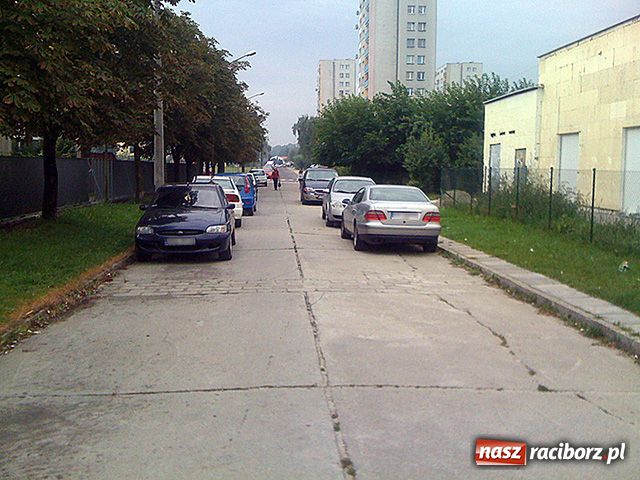 Zdjęcie w galerii na portalu naszraciborz.pl: Parking na Orzeszkowej tylko pod płotem wiadomości z regionu