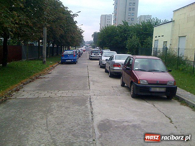 Zdjęcie w galerii na portalu naszraciborz.pl: Parking na Orzeszkowej tylko pod płotem wiadomości z regionu