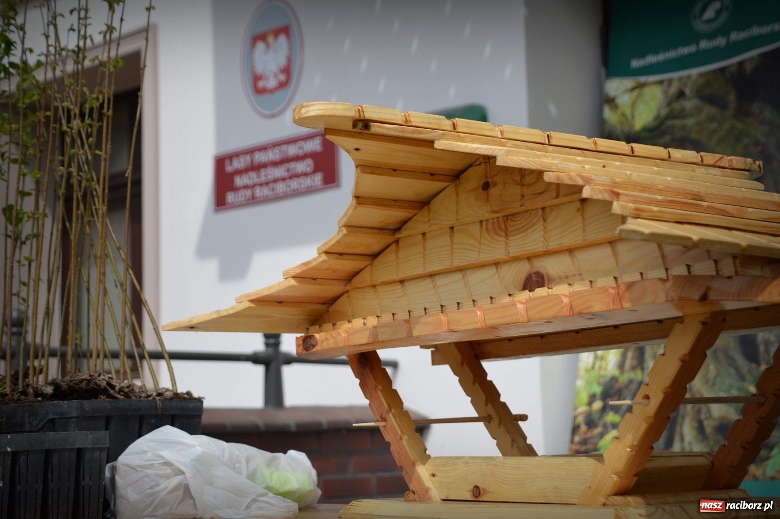 Zdjęcie w galerii na portalu naszraciborz.pl: Służba Więzienna pomaga mieszkańcom lasów wiadomości z regionu