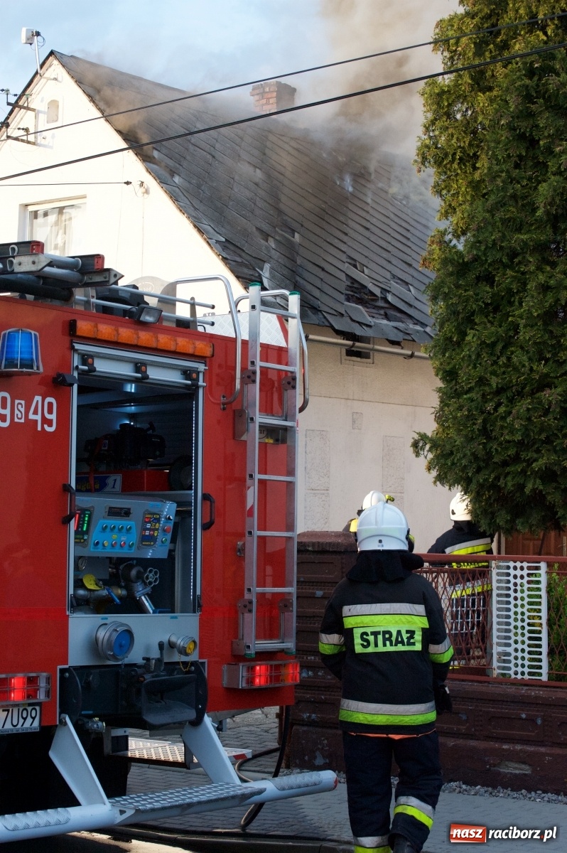 Zdjęcie w galerii na portalu naszraciborz.pl: Pożar domu na Zamkowej w Tworkowie [FOTO i WIDEO] wiadomości z regionu