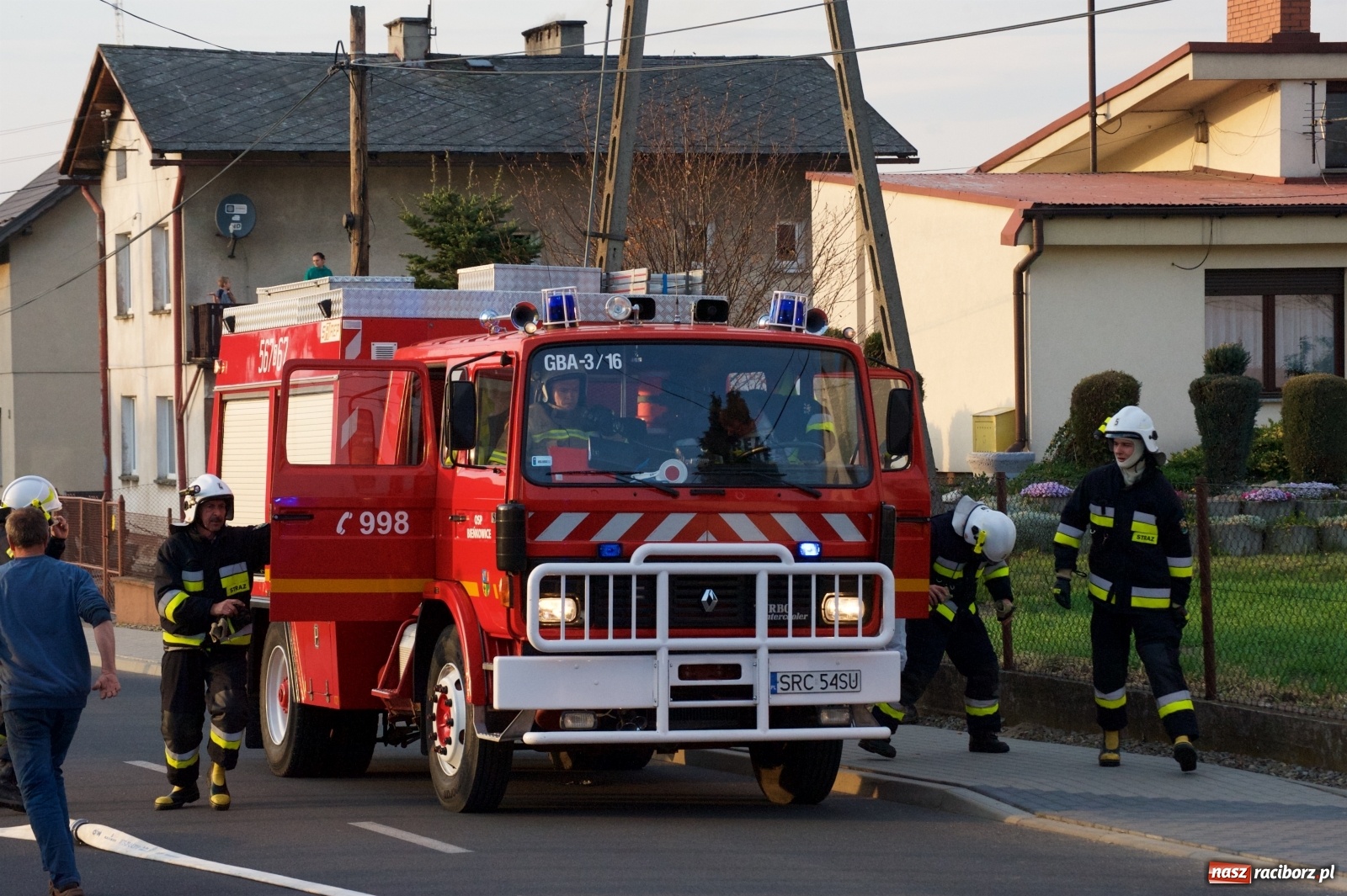 Zdjęcie w galerii na portalu naszraciborz.pl: Pożar domu na Zamkowej w Tworkowie [FOTO i WIDEO] wiadomości z regionu