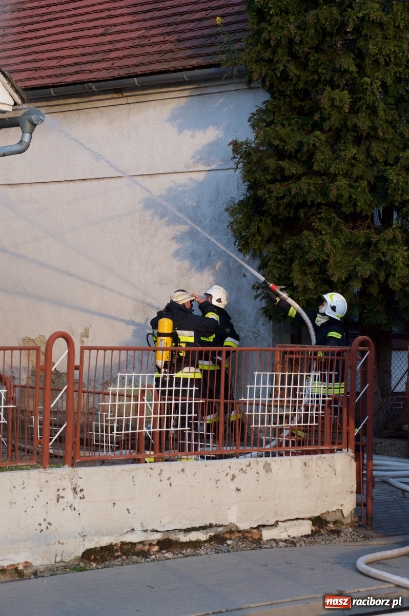 Zdjęcie w galerii na portalu naszraciborz.pl: Pożar domu na Zamkowej w Tworkowie [FOTO i WIDEO] wiadomości z regionu