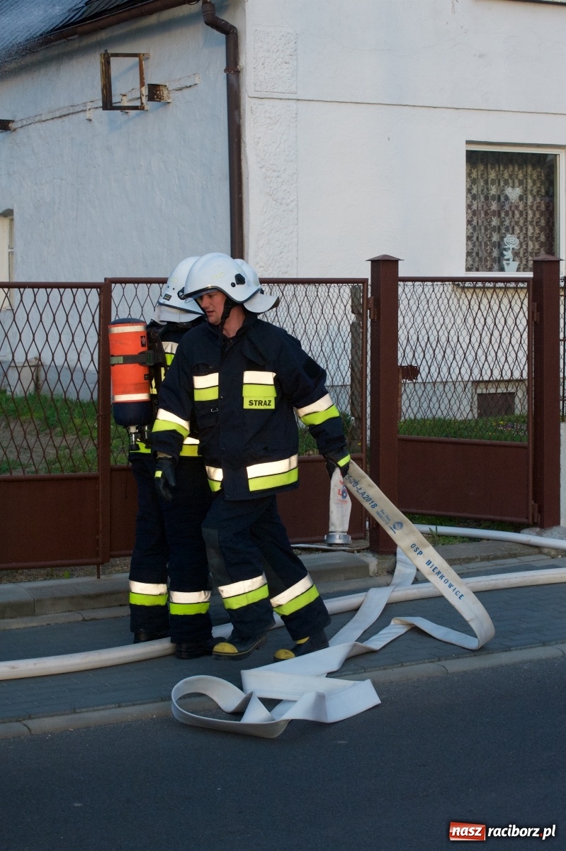 Zdjęcie w galerii na portalu naszraciborz.pl: Pożar domu na Zamkowej w Tworkowie [FOTO i WIDEO] wiadomości z regionu