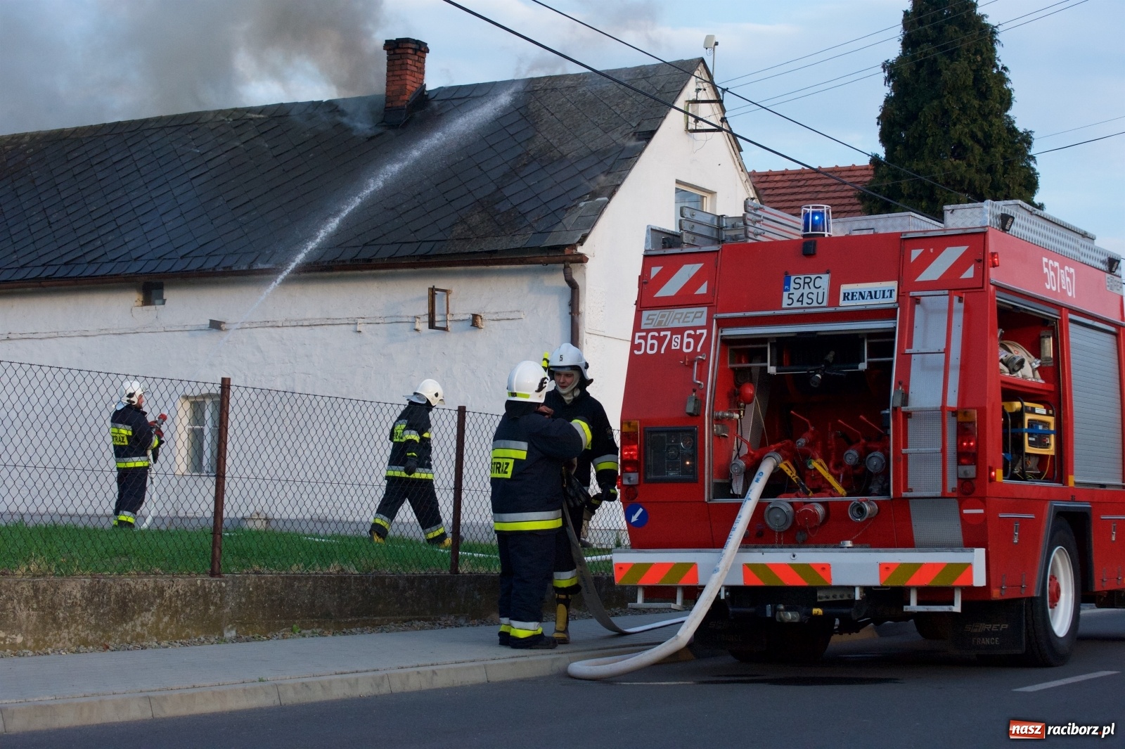 Zdjęcie w galerii na portalu naszraciborz.pl: Pożar domu na Zamkowej w Tworkowie [FOTO i WIDEO] wiadomości z regionu
