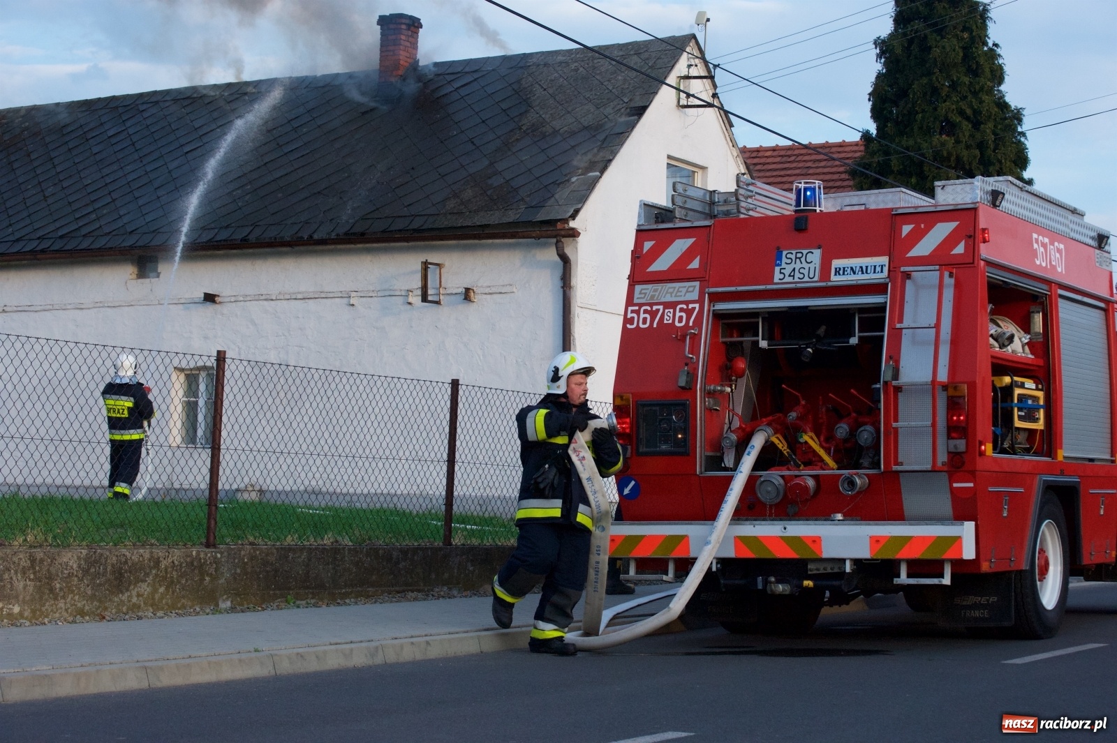 Zdjęcie w galerii na portalu naszraciborz.pl: Pożar domu na Zamkowej w Tworkowie [FOTO i WIDEO] wiadomości z regionu