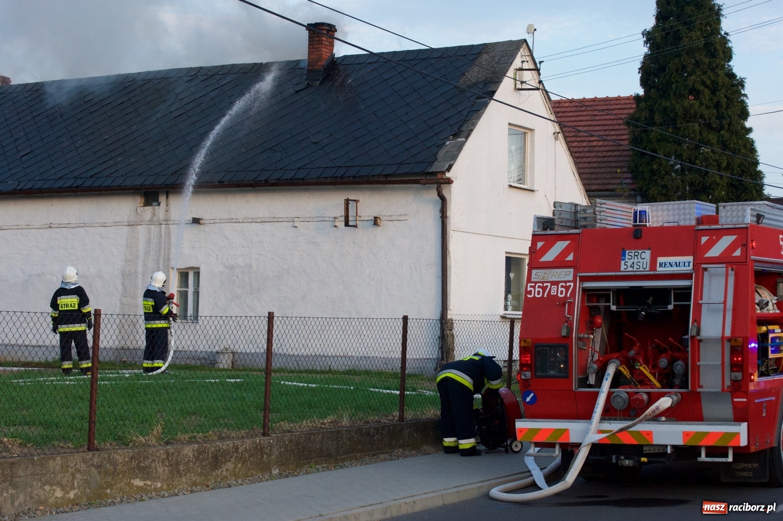 Zdjęcie w galerii na portalu naszraciborz.pl: Pożar domu na Zamkowej w Tworkowie [FOTO i WIDEO] wiadomości z regionu