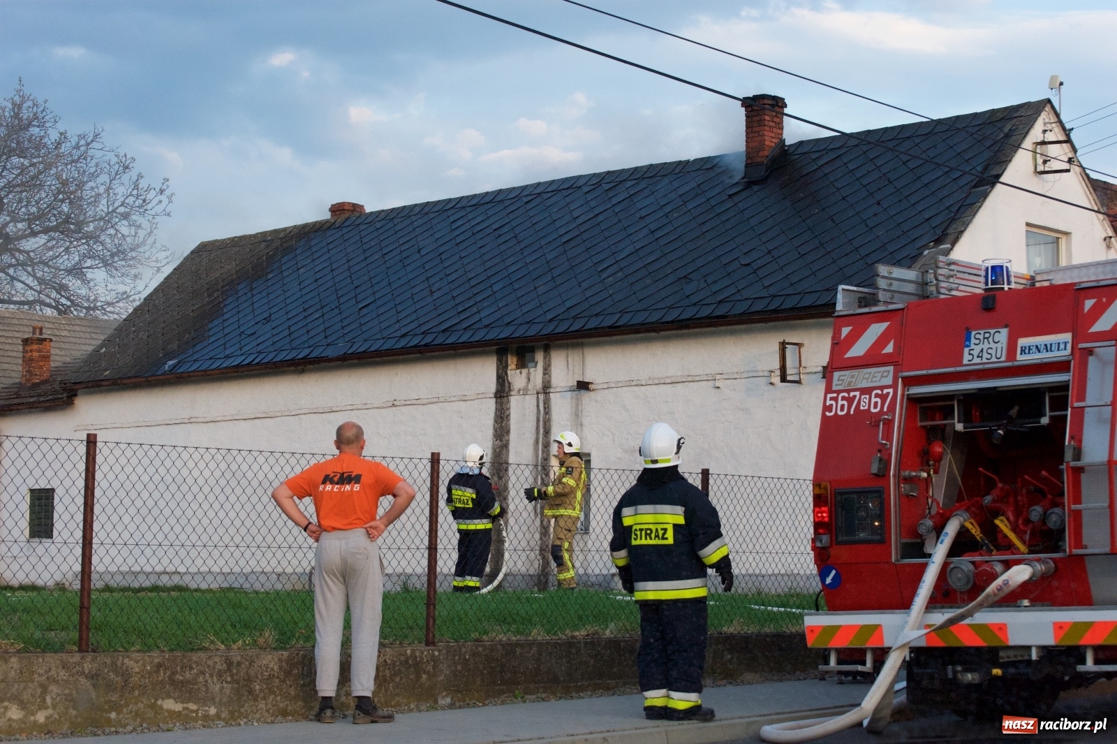 Zdjęcie w galerii na portalu naszraciborz.pl: Pożar domu na Zamkowej w Tworkowie [FOTO i WIDEO] wiadomości z regionu