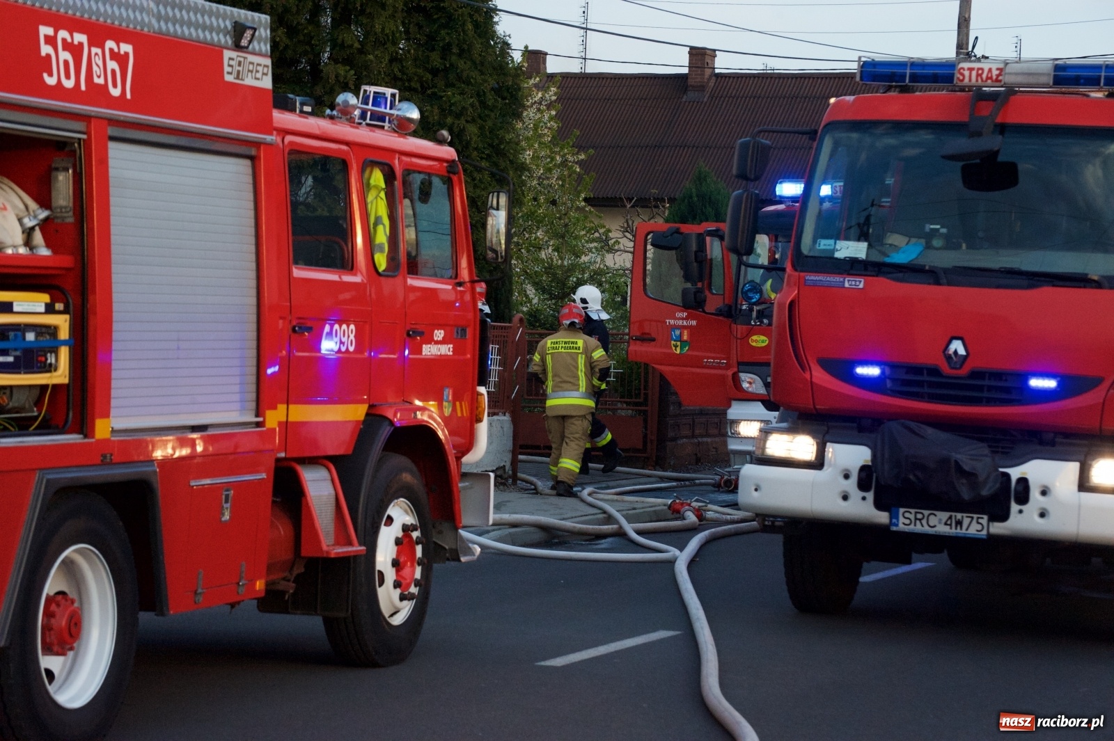 Zdjęcie w galerii na portalu naszraciborz.pl: Pożar domu na Zamkowej w Tworkowie [FOTO i WIDEO] wiadomości z regionu