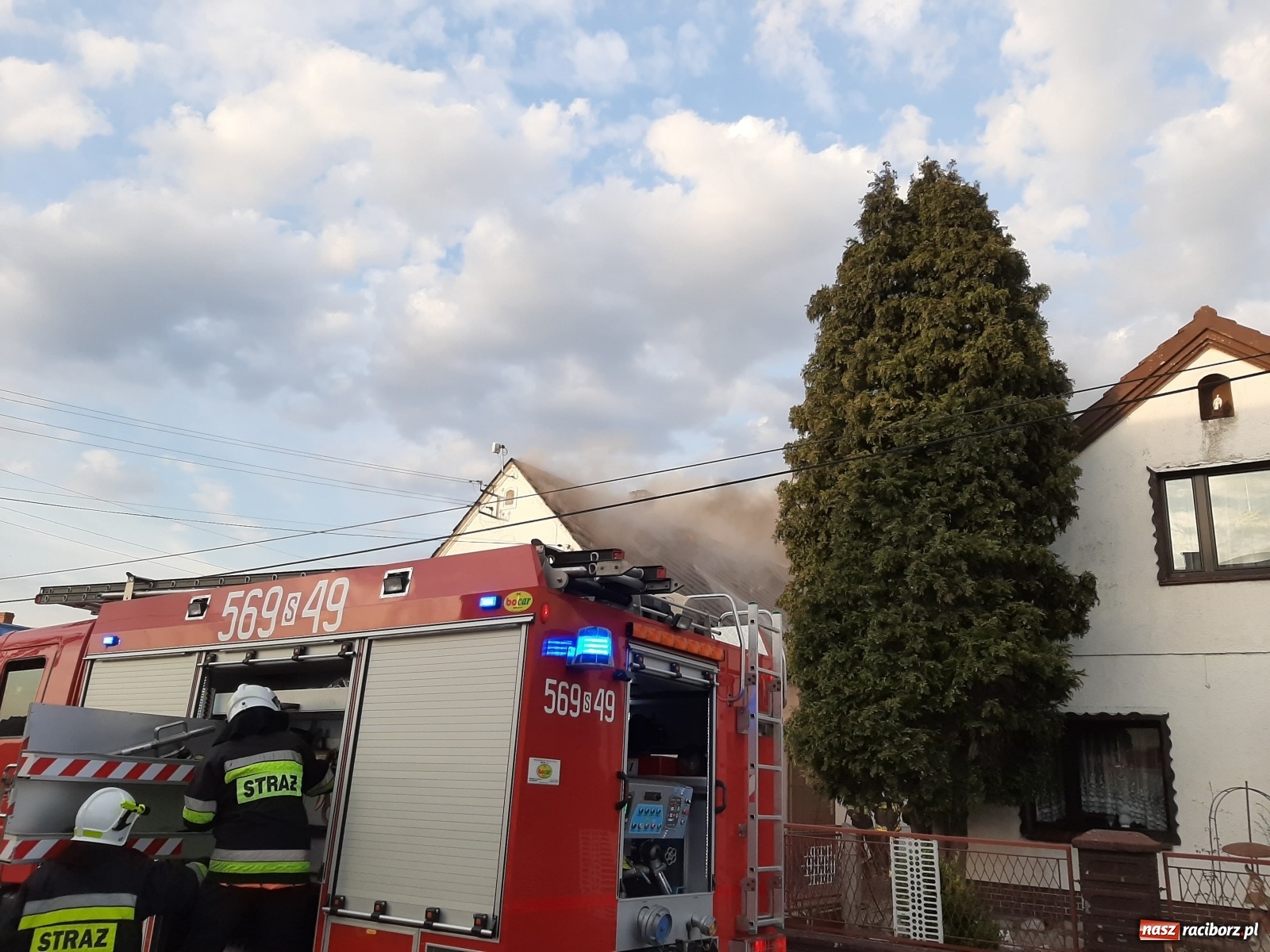 Zdjęcie w galerii na portalu naszraciborz.pl: Pożar domu na Zamkowej w Tworkowie [FOTO i WIDEO] wiadomości z regionu
