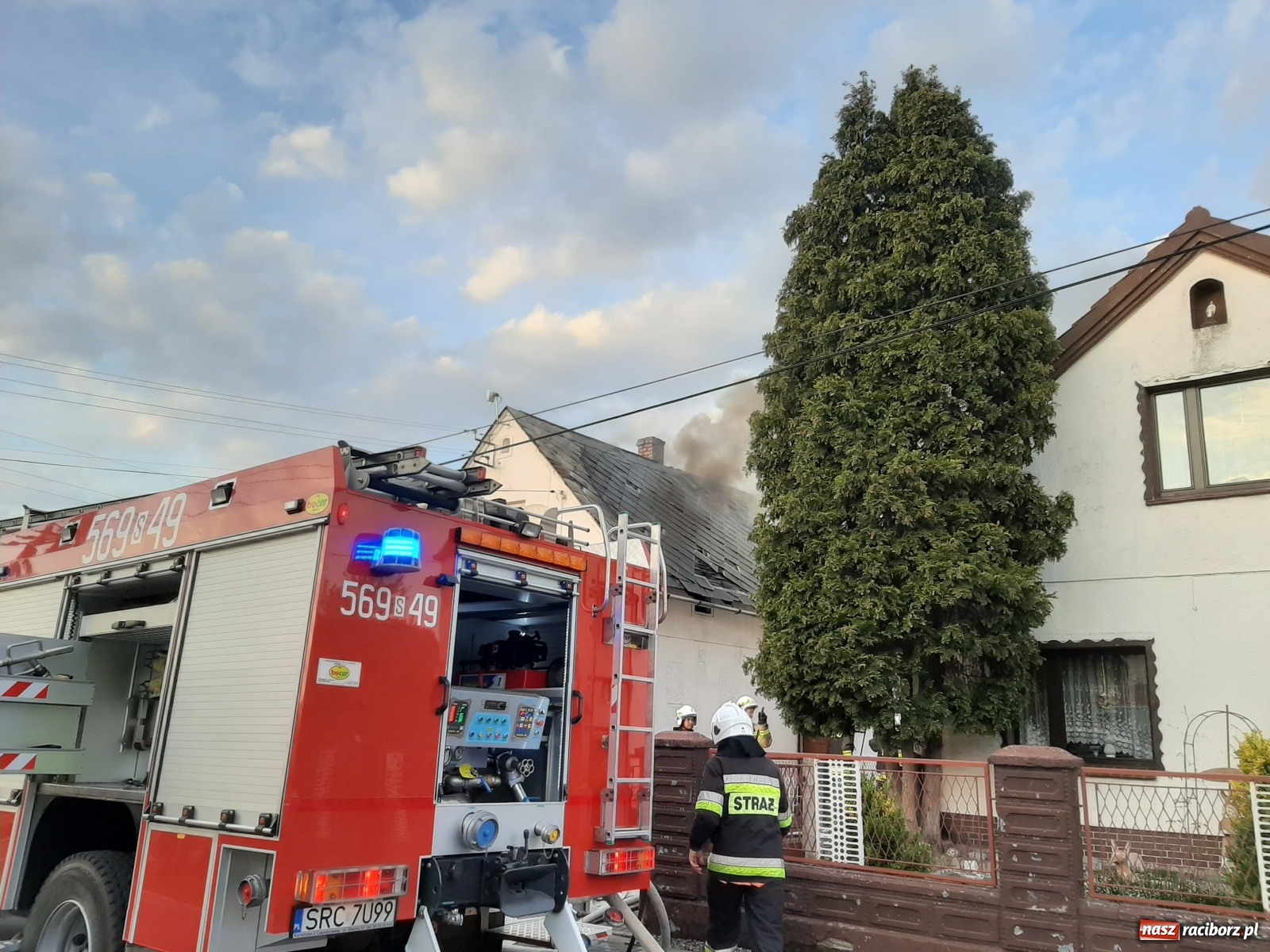 Zdjęcie w galerii na portalu naszraciborz.pl: Pożar domu na Zamkowej w Tworkowie [FOTO i WIDEO] wiadomości z regionu