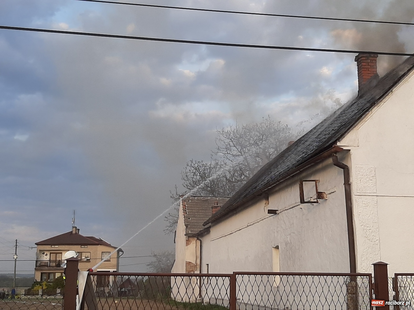 Zdjęcie w galerii na portalu naszraciborz.pl: Pożar domu na Zamkowej w Tworkowie [FOTO i WIDEO] wiadomości z regionu