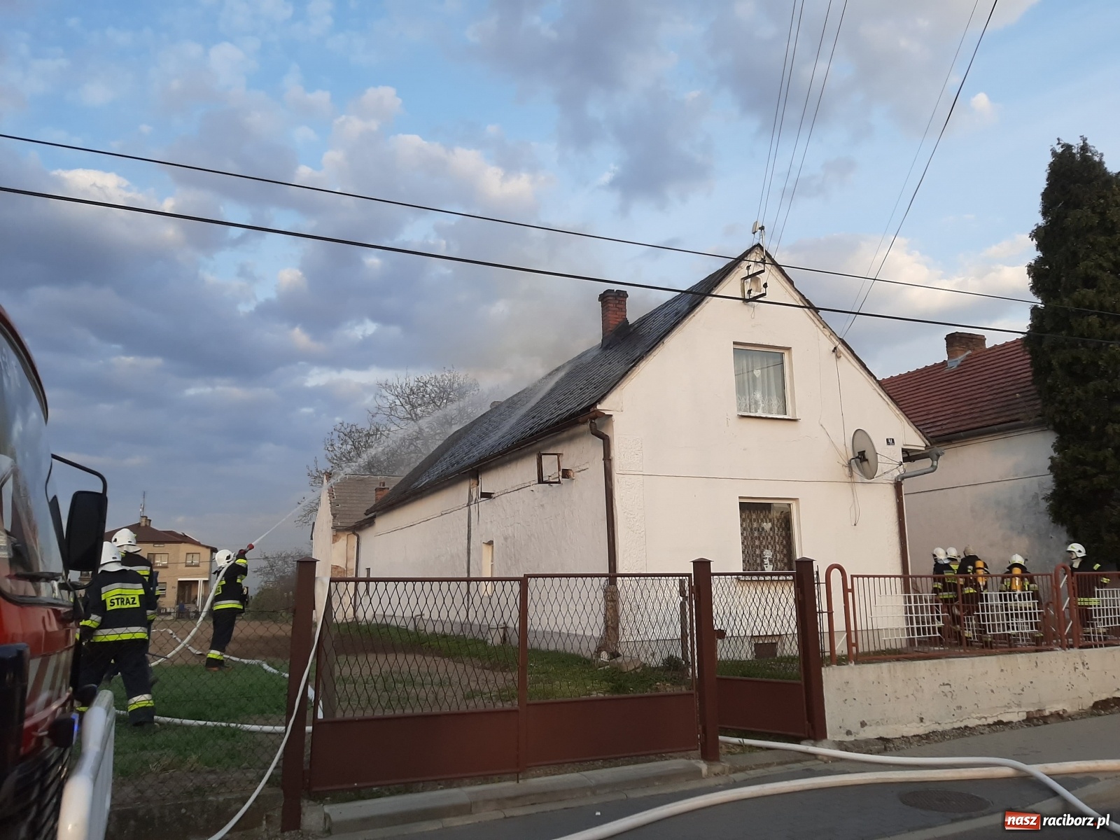 Zdjęcie w galerii na portalu naszraciborz.pl: Pożar domu na Zamkowej w Tworkowie [FOTO i WIDEO] wiadomości z regionu