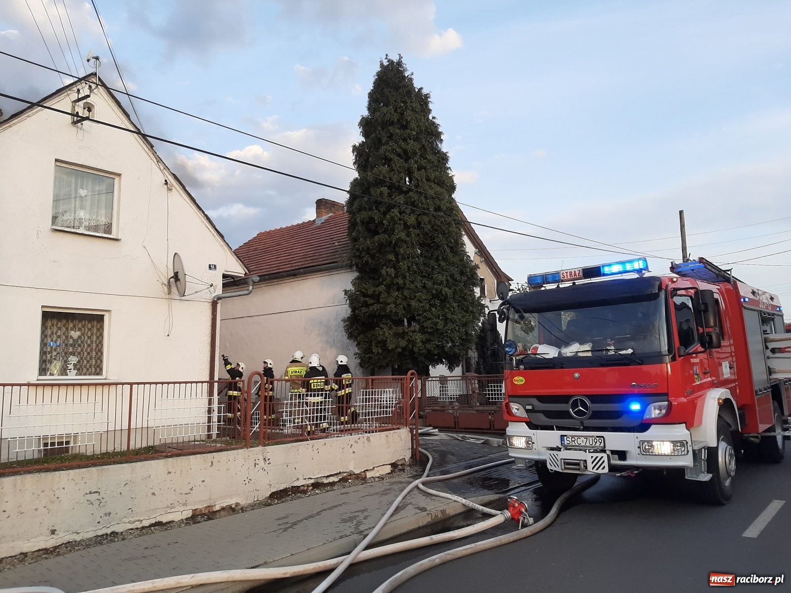 Zdjęcie w galerii na portalu naszraciborz.pl: Pożar domu na Zamkowej w Tworkowie [FOTO i WIDEO] wiadomości z regionu