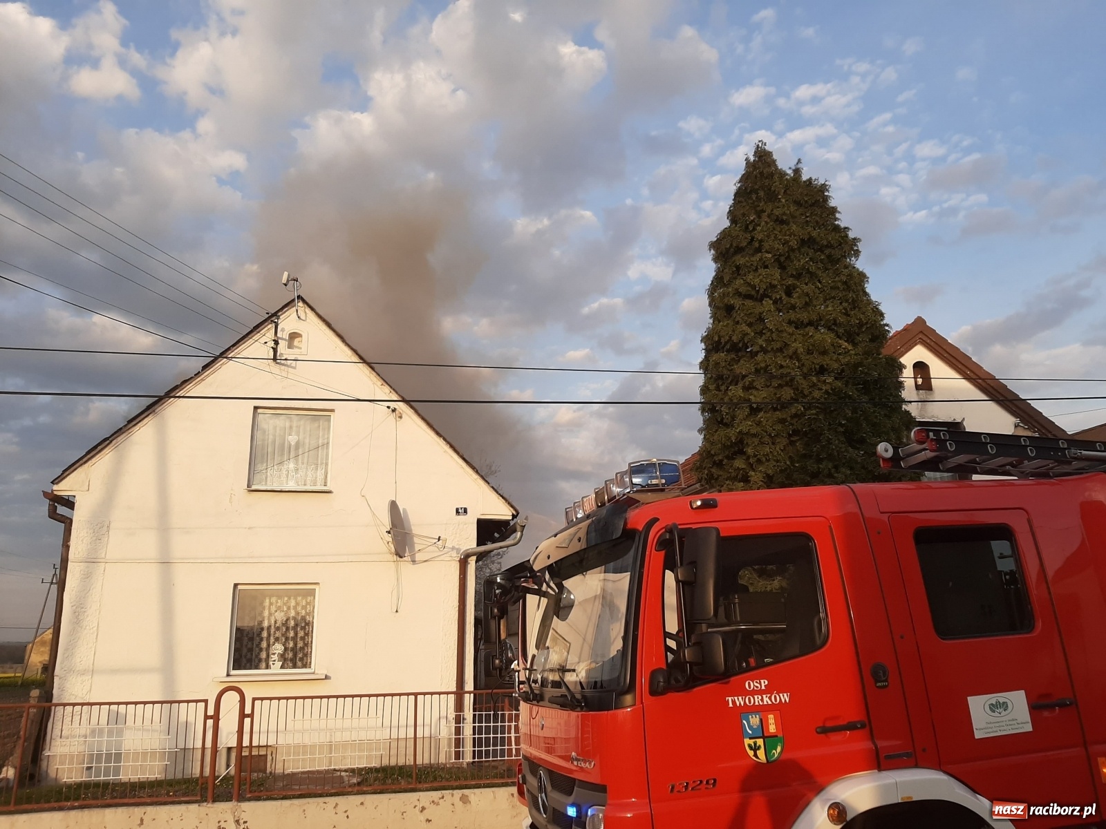 Zdjęcie w galerii na portalu naszraciborz.pl: Pożar domu na Zamkowej w Tworkowie [FOTO i WIDEO] wiadomości z regionu