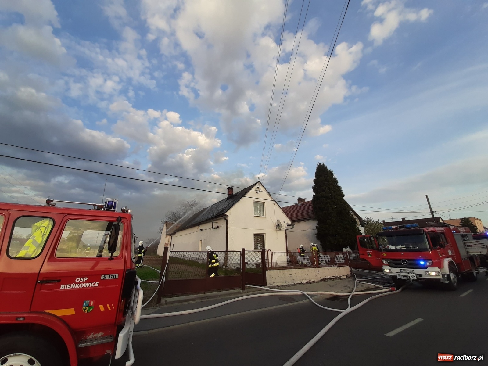 Zdjęcie w galerii na portalu naszraciborz.pl: Pożar domu na Zamkowej w Tworkowie [FOTO i WIDEO] wiadomości z regionu