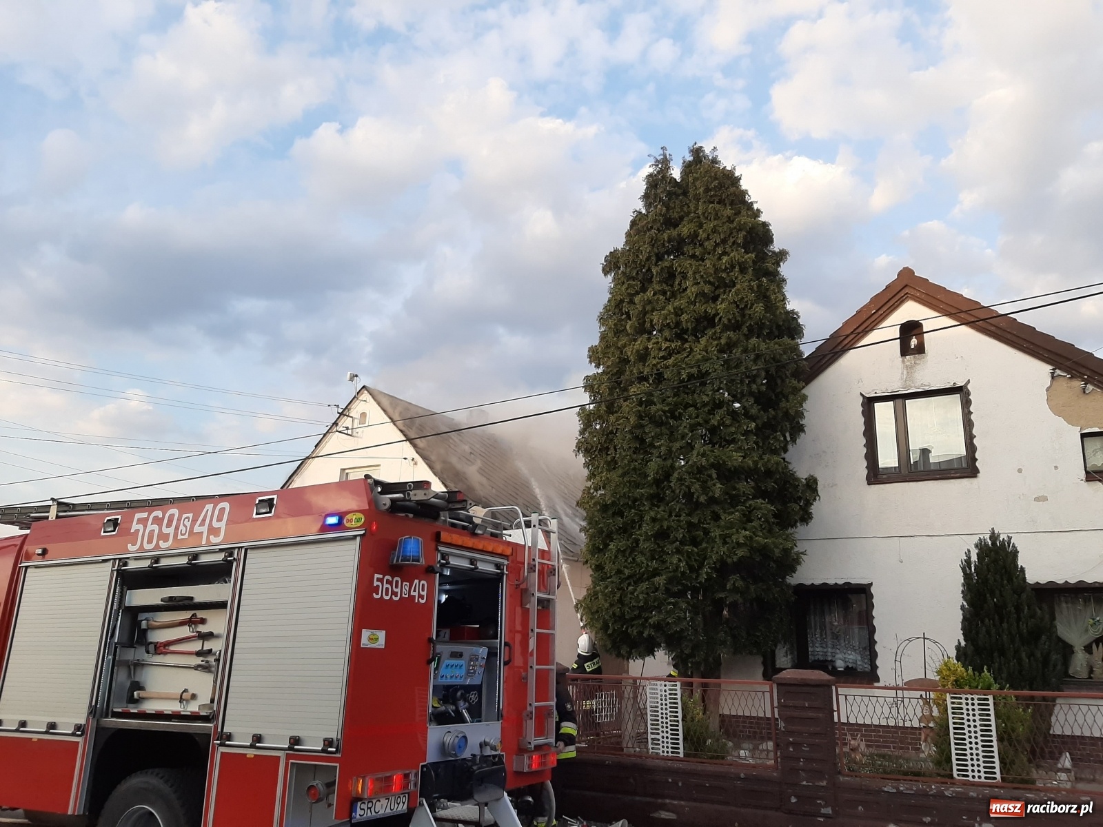 Zdjęcie w galerii na portalu naszraciborz.pl: Pożar domu na Zamkowej w Tworkowie [FOTO i WIDEO] wiadomości z regionu