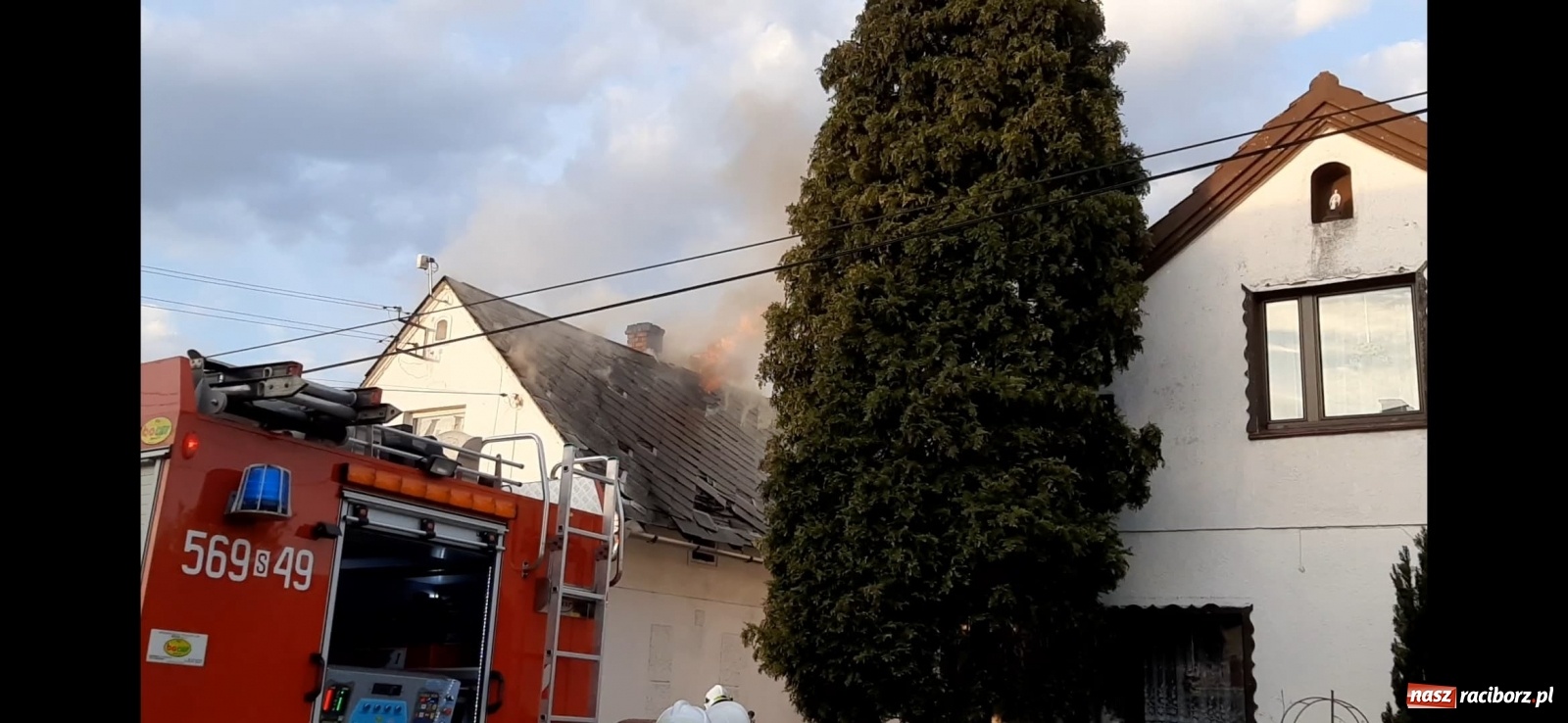 Zdjęcie w galerii na portalu naszraciborz.pl: Pożar domu na Zamkowej w Tworkowie [FOTO i WIDEO] wiadomości z regionu