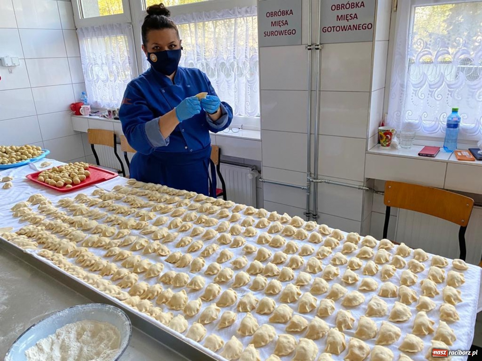 Zdjęcie w galerii na portalu naszraciborz.pl: Kucharki ze Szkoły na Ostrogu ślą posiłki  wiadomości z regionu