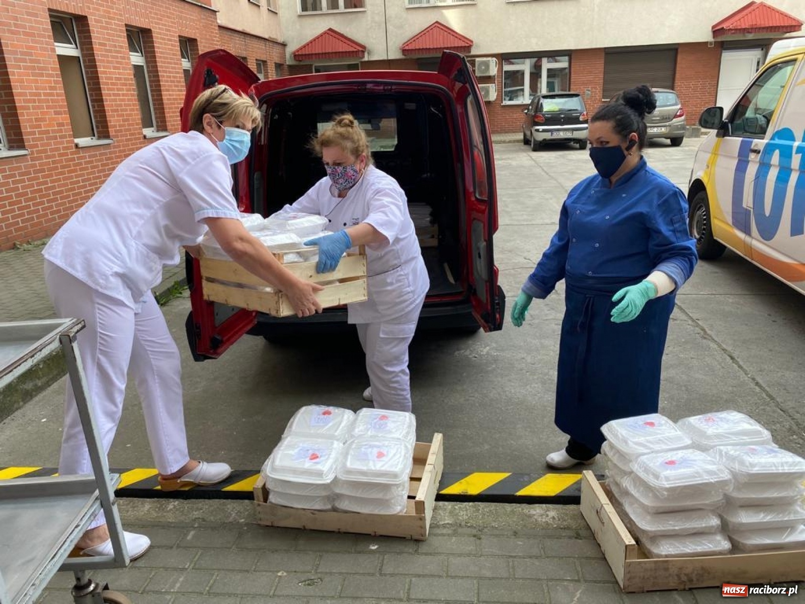 Zdjęcie w galerii na portalu naszraciborz.pl: Kucharki ze Szkoły na Ostrogu ślą posiłki  wiadomości z regionu