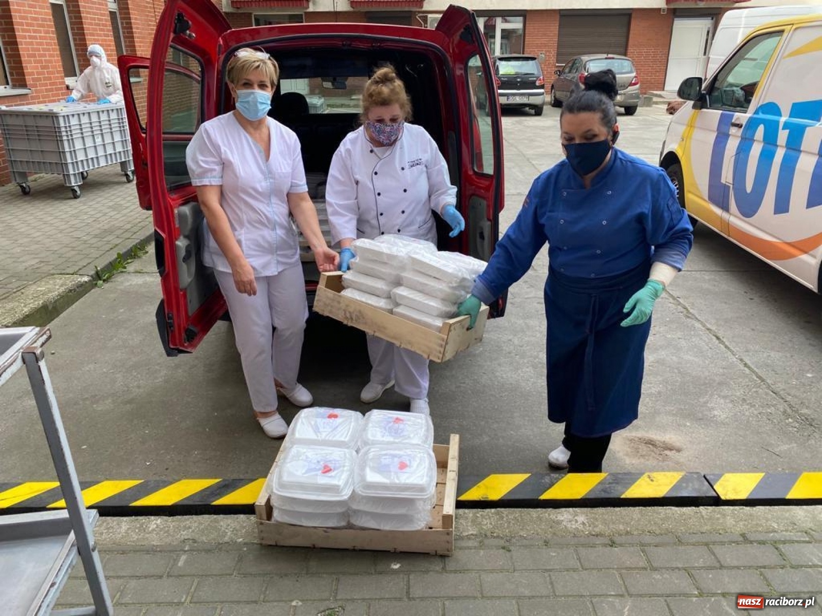 Zdjęcie w galerii na portalu naszraciborz.pl: Kucharki ze Szkoły na Ostrogu ślą posiłki  wiadomości z regionu