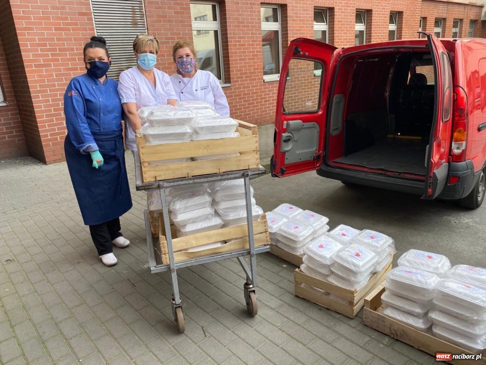 Zdjęcie w galerii na portalu naszraciborz.pl: Kucharki ze Szkoły na Ostrogu ślą posiłki  wiadomości z regionu