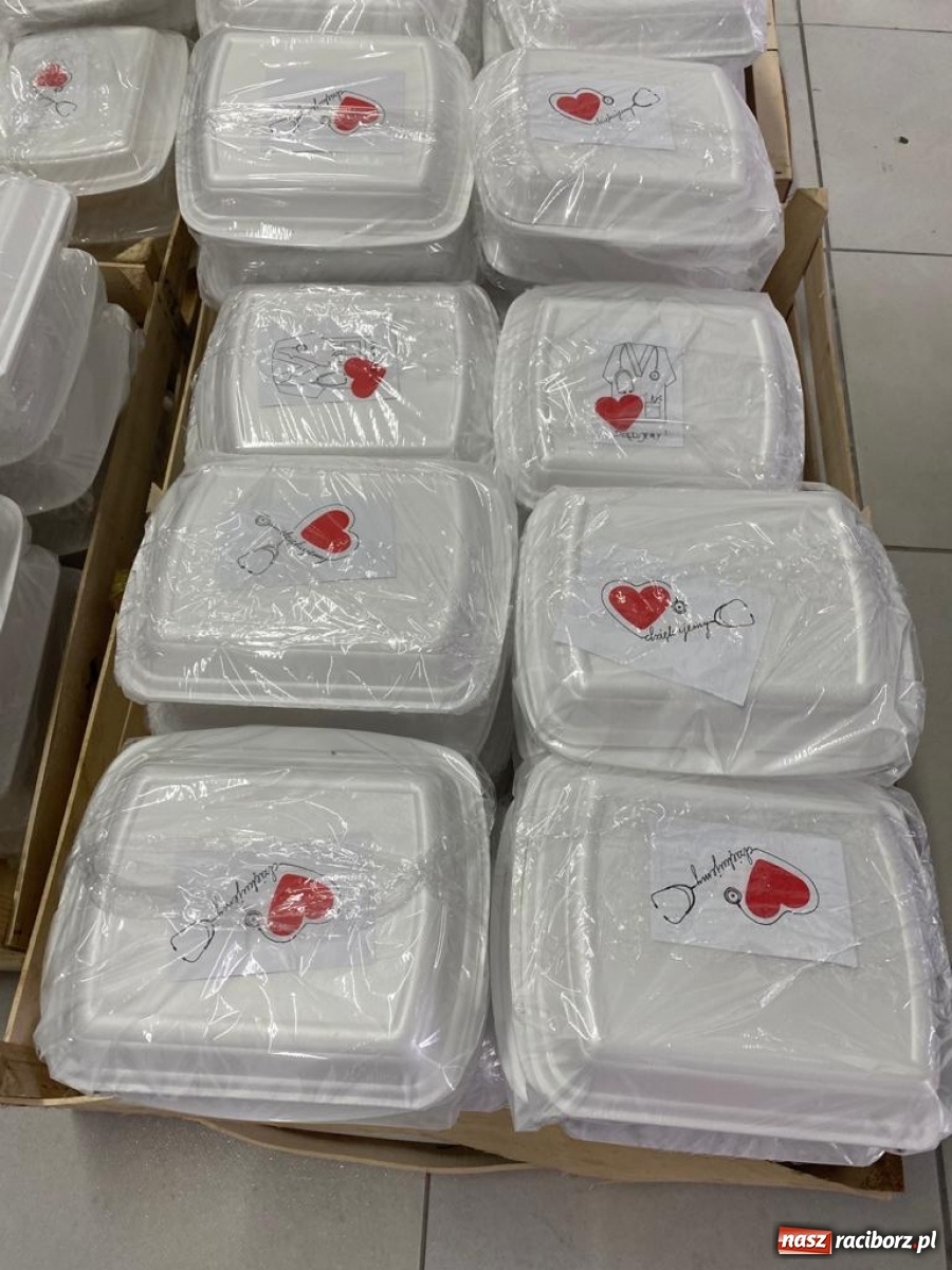 Zdjęcie w galerii na portalu naszraciborz.pl: Kucharki ze Szkoły na Ostrogu ślą posiłki  wiadomości z regionu