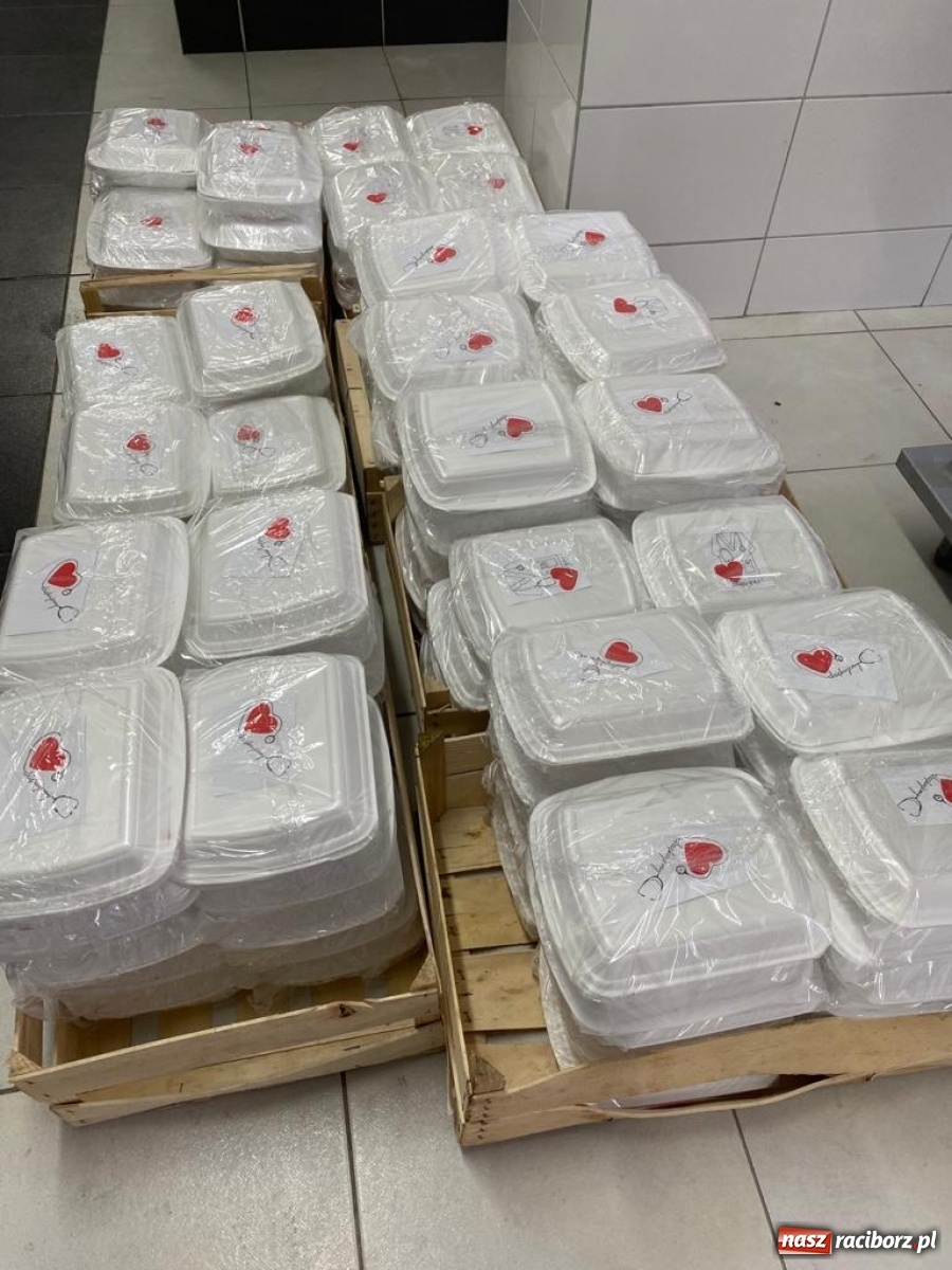 Zdjęcie w galerii na portalu naszraciborz.pl: Kucharki ze Szkoły na Ostrogu ślą posiłki  wiadomości z regionu