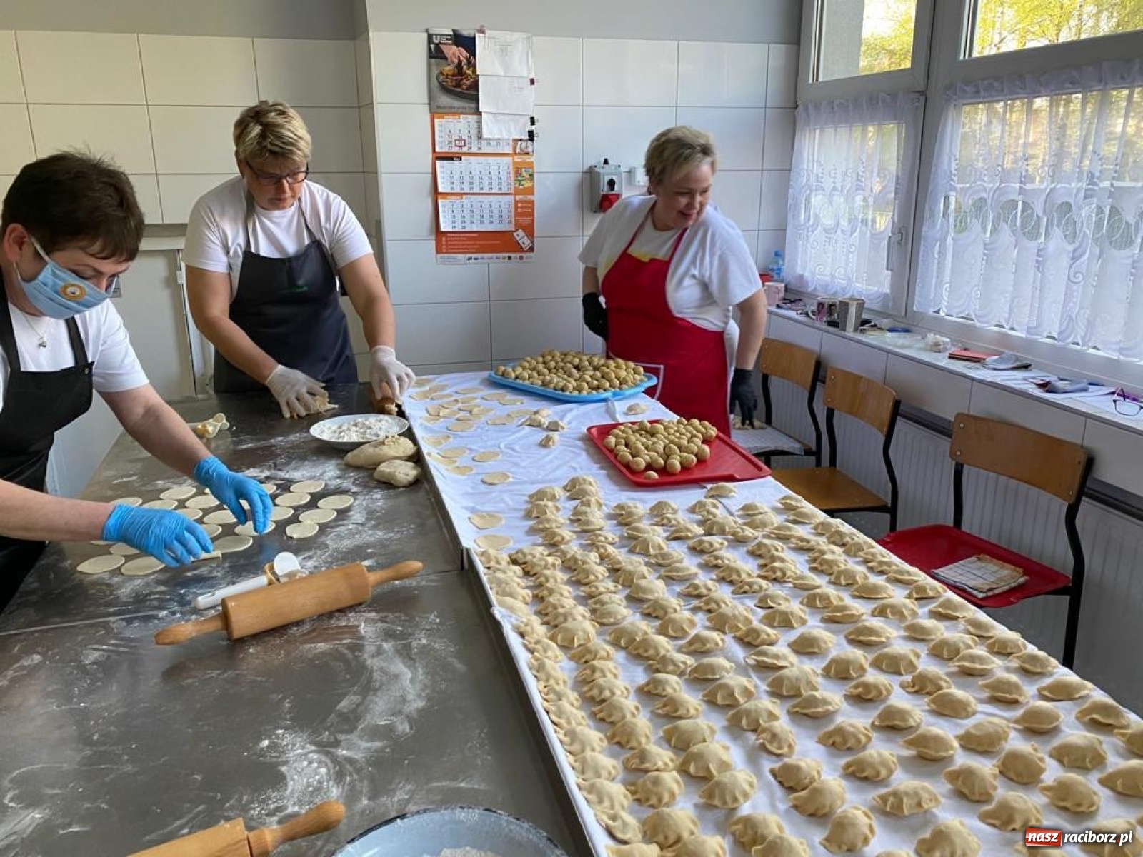 Zdjęcie w galerii na portalu naszraciborz.pl: Kucharki ze Szkoły na Ostrogu ślą posiłki  wiadomości z regionu