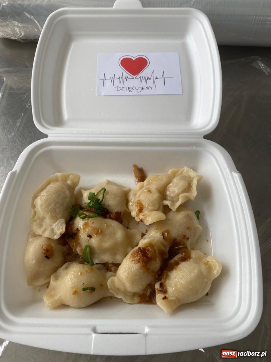 Zdjęcie w galerii na portalu naszraciborz.pl: Kucharki ze Szkoły na Ostrogu ślą posiłki  wiadomości z regionu