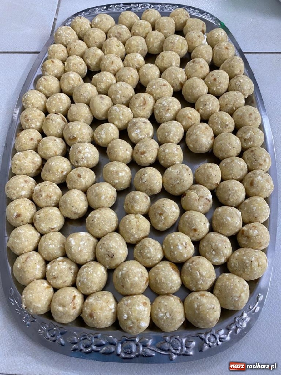 Zdjęcie w galerii na portalu naszraciborz.pl: Kucharki ze Szkoły na Ostrogu ślą posiłki  wiadomości z regionu