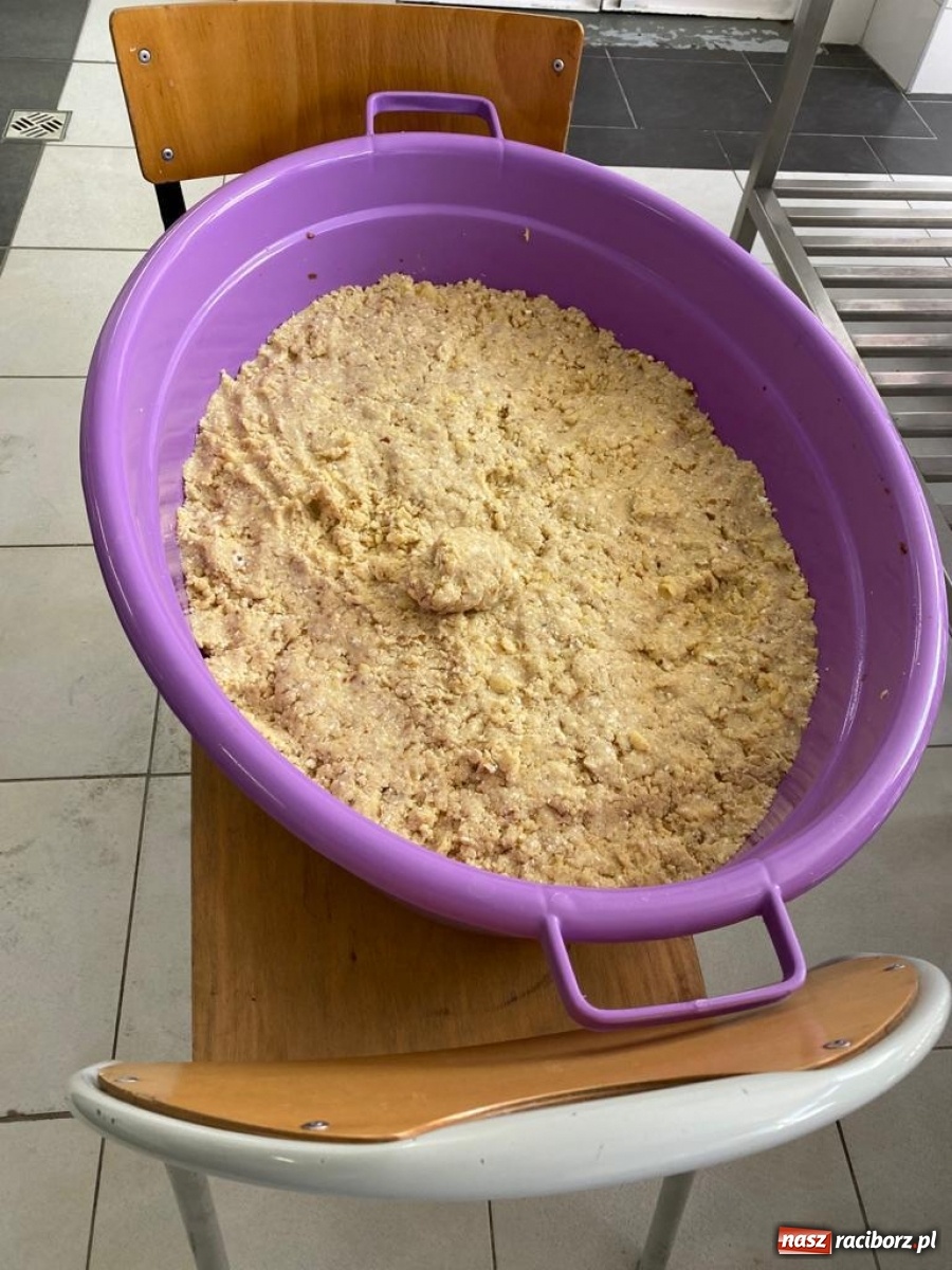 Zdjęcie w galerii na portalu naszraciborz.pl: Kucharki ze Szkoły na Ostrogu ślą posiłki  wiadomości z regionu