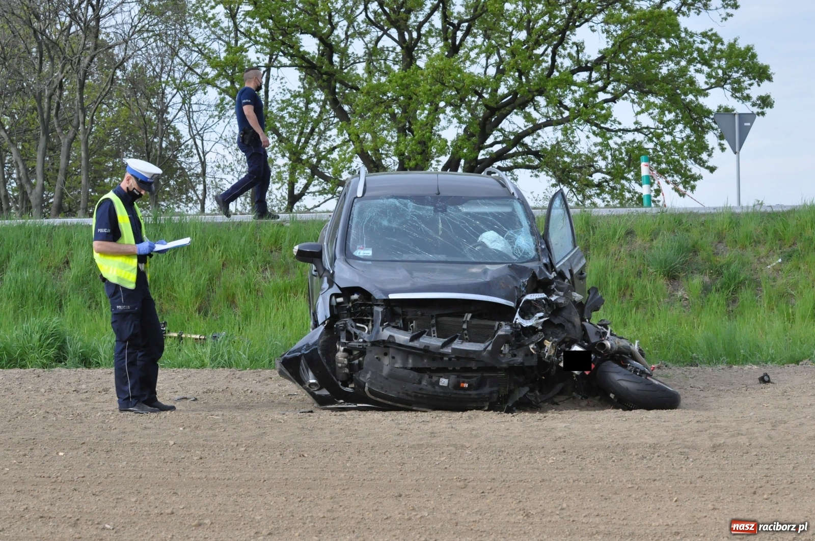 Zdjęcie w galerii na portalu naszraciborz.pl: Tragiczny wypadek na DK 45 - trasa na Szonowice. Nie żyje motocyklista [FOTO] wiadomości z regionu