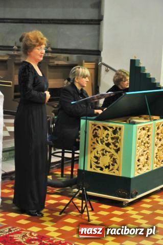 Zdjęcie w galerii na portalu naszraciborz.pl: Flecistka z USA zagrała w farnym wiadomości z regionu
