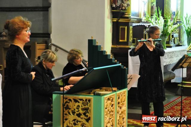 Zdjęcie w galerii na portalu naszraciborz.pl: Flecistka z USA zagrała w farnym wiadomości z regionu