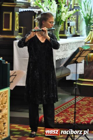 Zdjęcie w galerii na portalu naszraciborz.pl: Flecistka z USA zagrała w farnym wiadomości z regionu