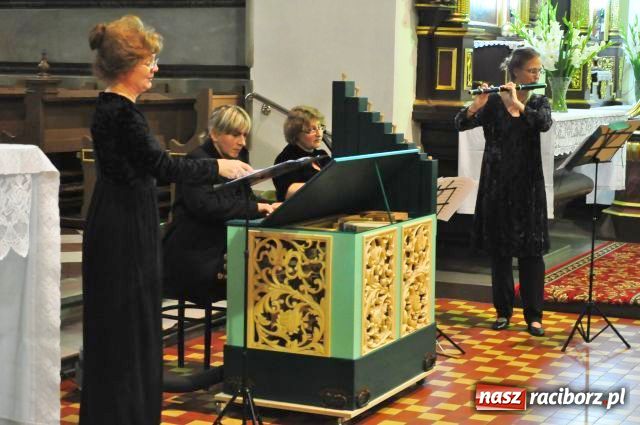 Zdjęcie w galerii na portalu naszraciborz.pl: Flecistka z USA zagrała w farnym wiadomości z regionu