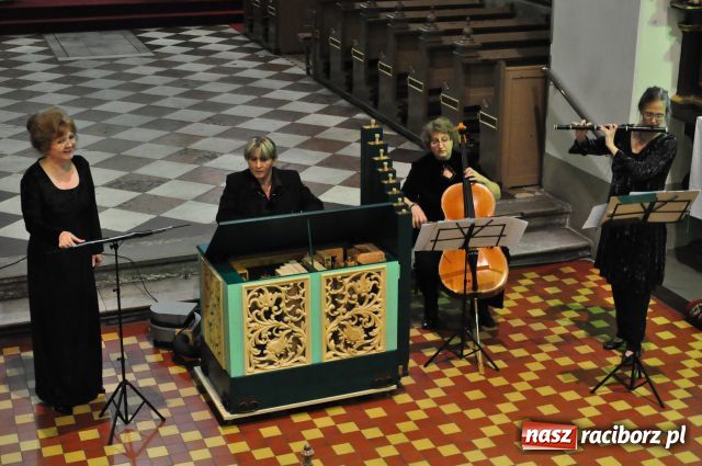Zdjęcie w galerii na portalu naszraciborz.pl: Flecistka z USA zagrała w farnym wiadomości z regionu