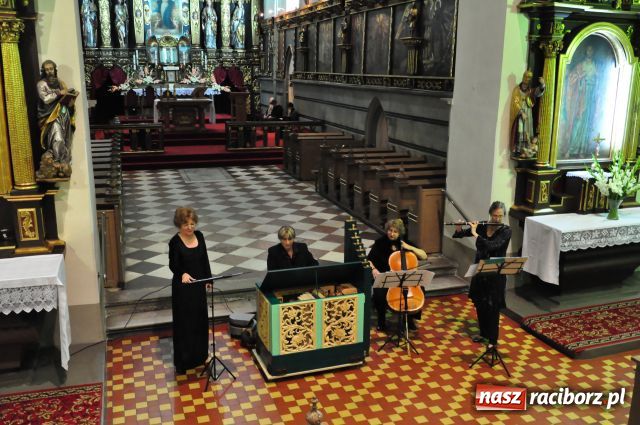 Zdjęcie w galerii na portalu naszraciborz.pl: Flecistka z USA zagrała w farnym wiadomości z regionu