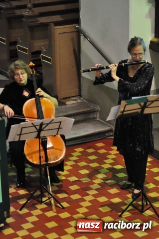 Zdjęcie w galerii na portalu naszraciborz.pl: Flecistka z USA zagrała w farnym wiadomości z regionu