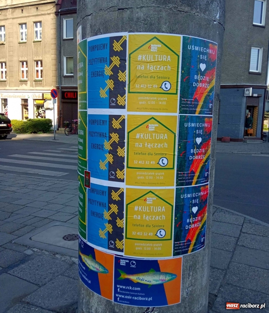 Zdjęcie w galerii na portalu naszraciborz.pl: Na miejskich słupach ogłoszeniowych zagościł pozytywny przekaz wiadomości z regionu