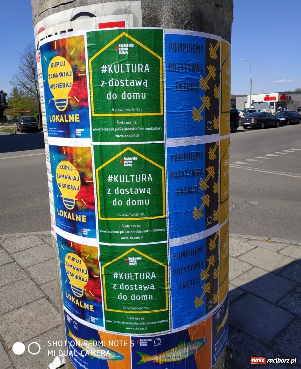 Zdjęcie w galerii na portalu naszraciborz.pl: Na miejskich słupach ogłoszeniowych zagościł pozytywny przekaz wiadomości z regionu