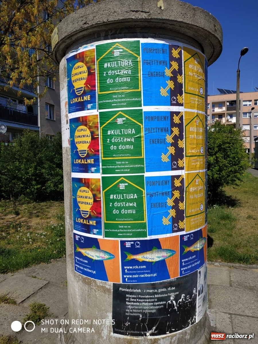 Zdjęcie w galerii na portalu naszraciborz.pl: Na miejskich słupach ogłoszeniowych zagościł pozytywny przekaz wiadomości z regionu