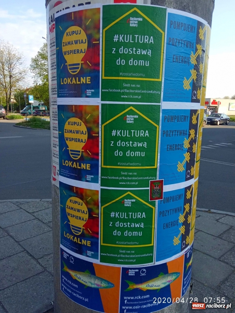 Zdjęcie w galerii na portalu naszraciborz.pl: Na miejskich słupach ogłoszeniowych zagościł pozytywny przekaz wiadomości z regionu