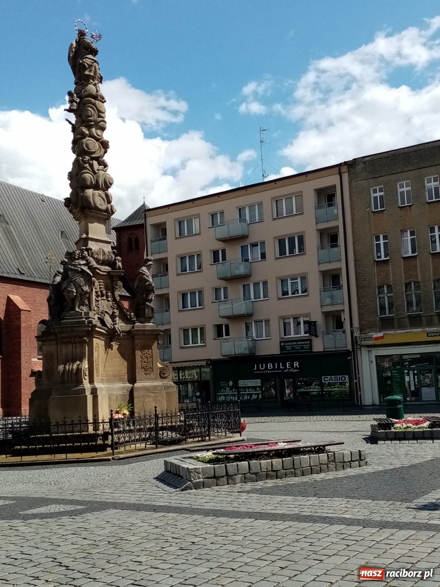 Zdjęcie w galerii na portalu naszraciborz.pl: Zawsze żałuję, gdy idziemy po Mszy św. za Ojczyznę do pomników omijamy Kolumnę Matki Boskiej  wiadomości z regionu