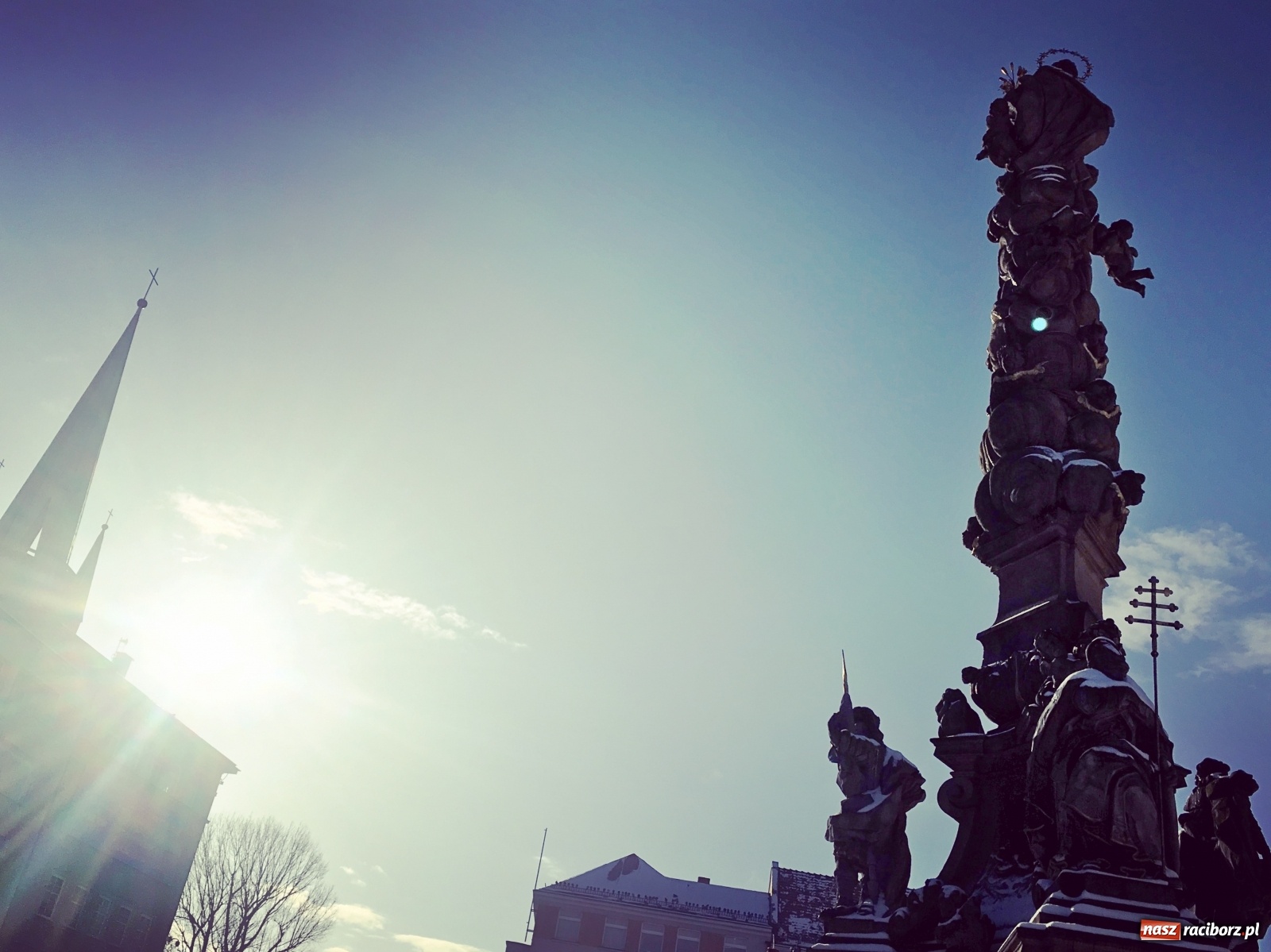 Zdjęcie w galerii na portalu naszraciborz.pl: Zawsze żałuję, gdy idziemy po Mszy św. za Ojczyznę do pomników omijamy Kolumnę Matki Boskiej  wiadomości z regionu