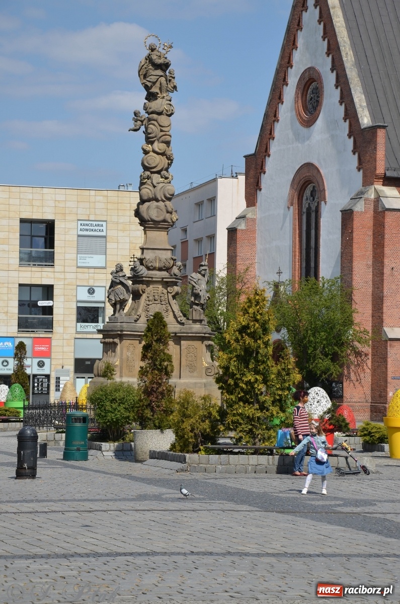 Zdjęcie w galerii na portalu naszraciborz.pl: Zawsze żałuję, gdy idziemy po Mszy św. za Ojczyznę do pomników omijamy Kolumnę Matki Boskiej  wiadomości z regionu