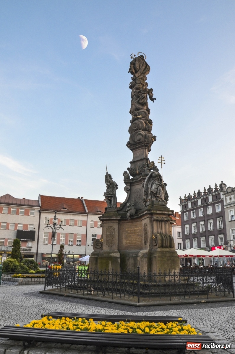 Zdjęcie w galerii na portalu naszraciborz.pl: Zawsze żałuję, gdy idziemy po Mszy św. za Ojczyznę do pomników omijamy Kolumnę Matki Boskiej  wiadomości z regionu
