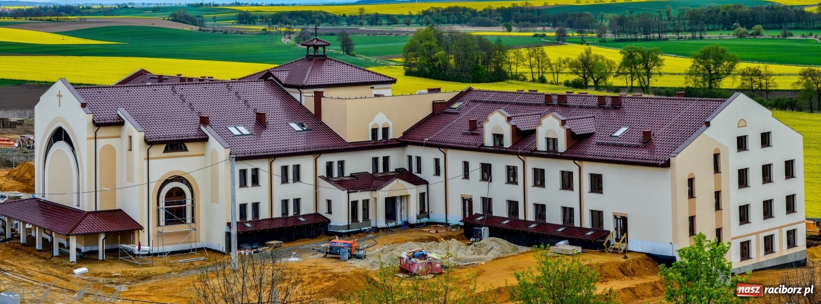 Zdjęcie w galerii na portalu naszraciborz.pl: Takie widoki tylko z Pietrowic Wielkich. Zobaczcie jak wygląda nowy klasztor [FOTO] wiadomości z regionu