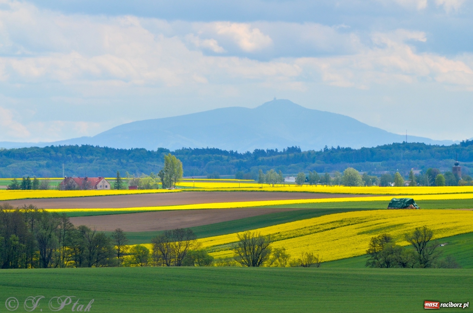 Zdjęcie w galerii na portalu naszraciborz.pl: Takie widoki tylko z Pietrowic Wielkich. Zobaczcie jak wygląda nowy klasztor [FOTO] wiadomości z regionu