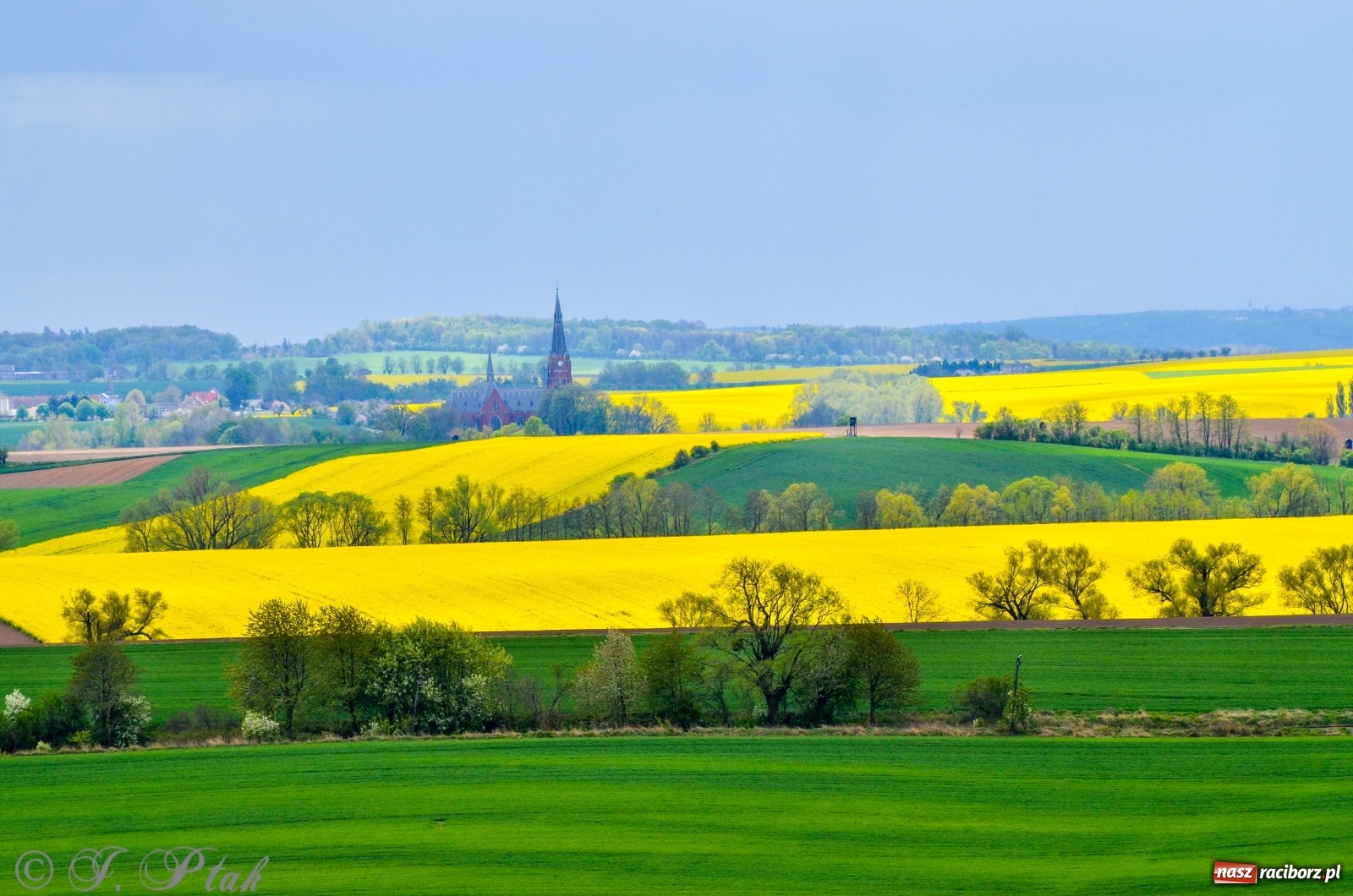 Zdjęcie w galerii na portalu naszraciborz.pl: Takie widoki tylko z Pietrowic Wielkich. Zobaczcie jak wygląda nowy klasztor [FOTO] wiadomości z regionu